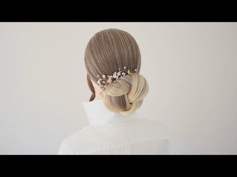 L'acconciatura chignon permette di raccogliere i capelli in un nodo sulla nuca ed è adatto a qualsiasi occasione e outfit. Si possono realizzare tantissime varianti, da quelle morbide e spettinate a quelle impeccabili e super tirate. Premi qui 👇👇👇 per imparare a fare questo bellissimo chignon con treccia. https://youtu.be/jL0n-gkw7oc Segui gli step e vedrai com'é… Long To Medium Hair, Hairstyles Braids, Medium Hair, Bun Hairstyles, Medium Hair Styles, Hair Styles, Hair