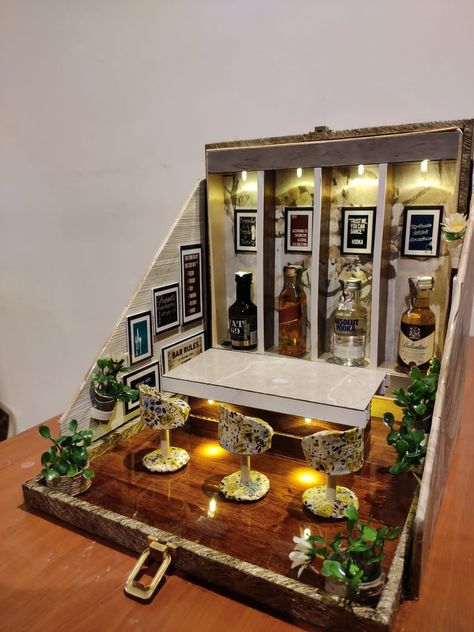 This is a portable Miniature Bar for gift purpose. This is made up of eco friendly material. Miniature Restaurant, Dollhouse Bar, Miniature Bar, Silly Gifts, Creative Birthday Gifts, Diy Bar, Christmas Baskets, Bar Gifts, Miniature Diy