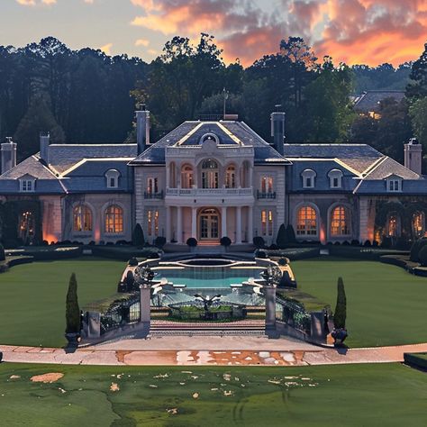 Inside Steve Harvey's $15 Million Atlanta Mansion: A Peek into Luxury Celebrity Houses Mansions, Cozy Great Room, Atlanta Mansions, Harvey House, Celebrity Mansions, Atlanta Homes, Steve Harvey, Southern Hospitality, Celebrity Houses