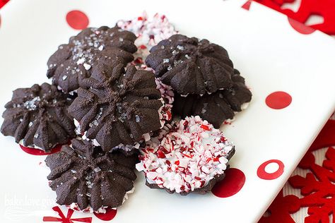 Peppermint Bark Snowflake Spritz Cookies from @bake.love.give. #fbcookieswap Cookie Press Cookies, Press Cookies, Spritz Cookies, Filled Cookies, Christmas Cookie Exchange, Chocolate Dipped Strawberries, Cookie Press, Strawberry Dip, Cookie Swap