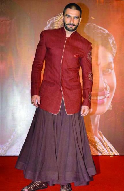 The man skirt seems to be adding a new dimension to the metrosexual male with its quirky edge ... Man In Skirt, Guys In Skirts, 2007 Fashion, Men Wearing Skirts, Dressing Style, Weird Fashion, Ranveer Singh, Androgynous Fashion, A Skirt