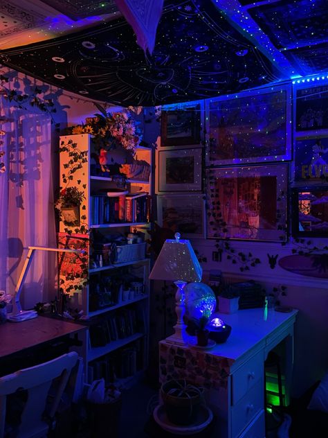 Small Room Ideas Led Lights, Uv Bedroom, Psychadelic Room Aesthetic, Black Light Room, Dope Rooms, Cool Room Decor, Diy Room Decor For Teens, Hippy Room, Neon Room