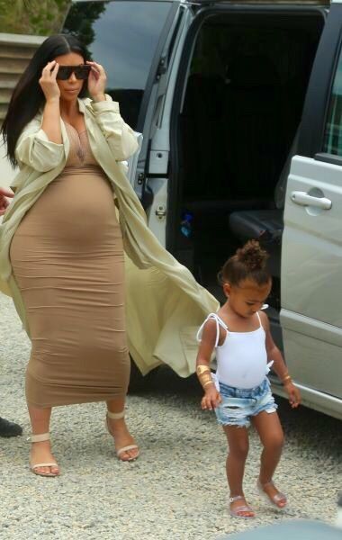 Black Girls Outfits, Kardashian Pregnant, Kim Kardashian Pregnant, Beige Clothes, Pregnancy Slay, Kim And North, Estilo Kim Kardashian, Kim Kadarshian, Khloe Kardashian Photos