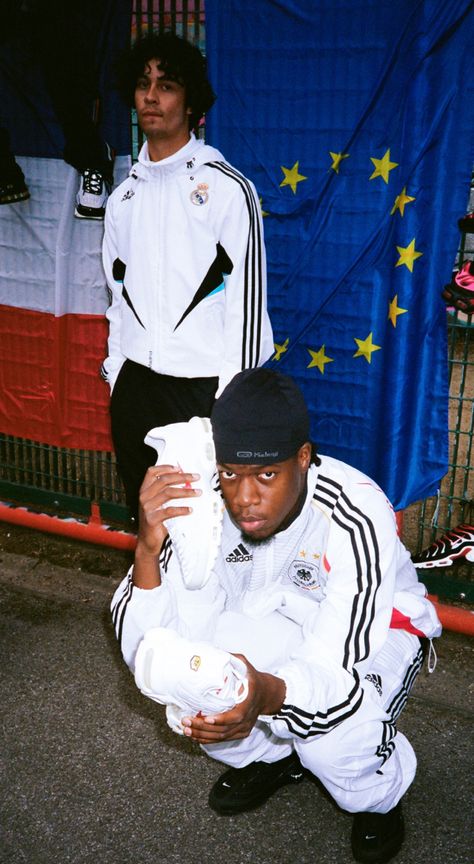 Retro Aesthetic Outfits Men, Real Madrid Outfit, Skepta Tailwind, Nike Skepta, Adidas Men Outfit, Tracksuit Football, Retro Aesthetic Outfit, Vogue Shoot, Street Style Boy