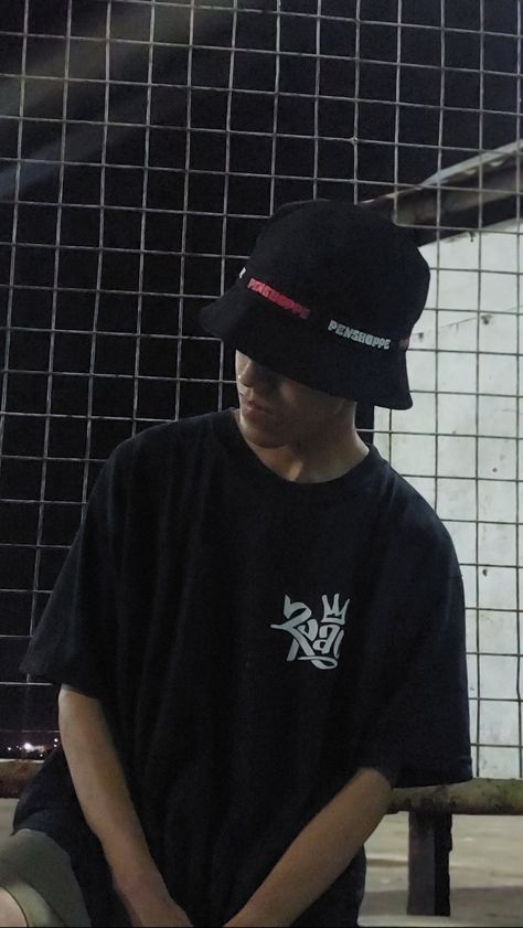 street style outfit with bucket hat, oversize black shirt Outfit With Bucket Hat, Korean Guy, Pose Photography, Black Bucket Hat, Black Bucket, Shorts Men, Bucket Hats, Street Style Outfit, Black Shirt