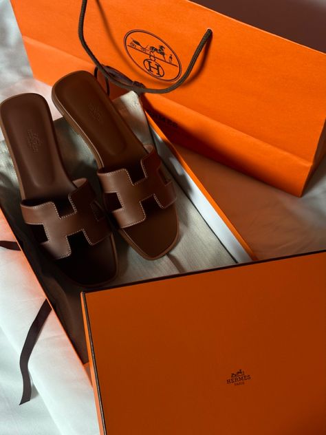 Oran Hermes Sandals, Brown Hermes Sandals, Sandals Hermes, Hermes Slippers, Shoes Wishlist, Asthetic Pics, Hermes Sandals, Bali Style Home, Hermes Oran Sandals