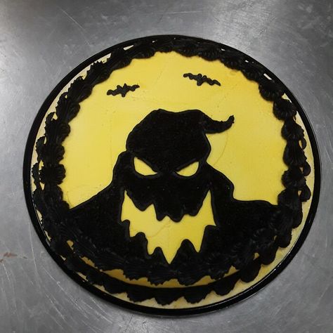 Spooky Halloween Cake Ideas, Oogie Boogie Cake, Oogie Boogie Cake Ideas, Oogie Boogie Cookies Decorated, Cookie Cake Decorating Ideas Halloween, Halloween Cookie Cake Ideas, Halloween Cookie Cake Designs, Halloween Cookie Cakes, Halloween Cake Ideas