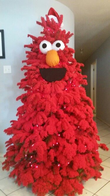 Elmo Christmas tree Disney Themed Christmas, Themed Christmas Tree Ideas, Themed Christmas Decor, Elmo Christmas, Sesame Street Christmas, Funny Tree, Themed Christmas Tree, Creative Christmas Trees, Unique Christmas Trees