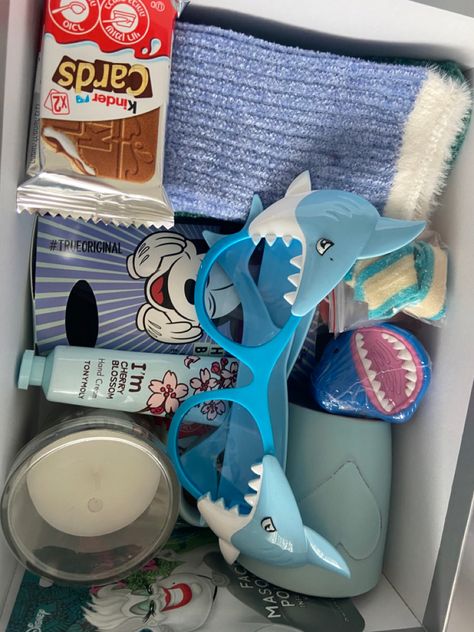 blue heart mug, candle, blue and green socks, shark glasses, hand cream, Ursula face mask (the little mermaid),  Mickey mouse headband and shark candy 🦈💙🤍 Birthday Gifts For Acquaintances, Gifts For Shark Lovers, Shark Gift Basket, Shark Presents, Shark Gift Ideas, Shark Themed Birthday, Best Friend Birthday Present, Burr Basket, Easy Birthday Gifts