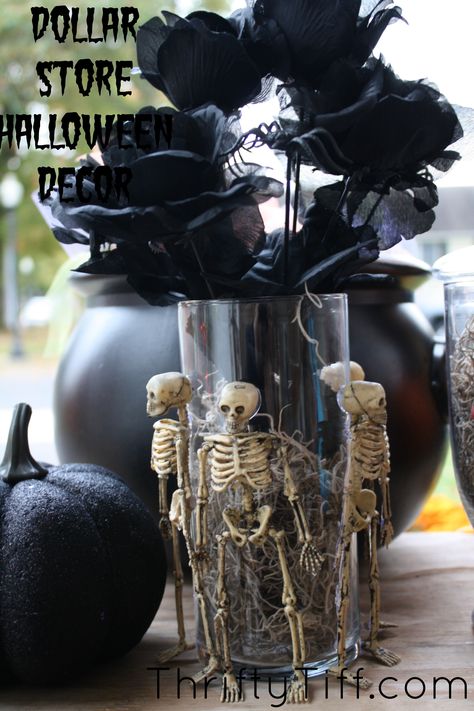 Indoor Vases, Halloween Vase, Diy Vases, Vase Ideas, Dollar Store Halloween, Halloween Centerpiece, Halloween Garden, Birthday Halloween Party, Halloween Decorations Indoor