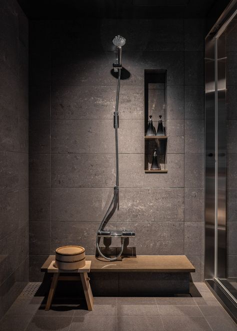 Japanese Luxury Bathroom, Onsen Bathroom, Modern Japanese Bathroom, Japanese Inn, Japanese Bath House, Japanese Shower, Japanese Bathroom Design, Deep Tub, Japanese Bathroom