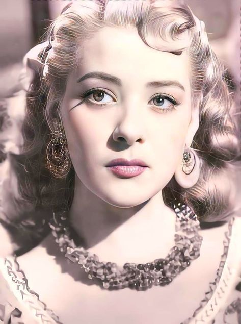 Silvia Pinal Classic Film Stars, Mexican Actress, Celebrity Skin, Golden Age Of Hollywood, Female Poses, Classic Films, Classic Beauty, Vintage Beauty, Pin Up