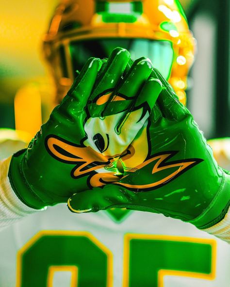 Oregon Ducks Wallpaper, Football Media Day, Oregon Ducks Logo, Gameday Fits, Oregon Football, Football Poses, Ducks Football, Duck Wallpaper, Football Pics