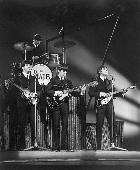 Finance Lifestyle, The Beatles Live, Beatles Guitar, Beatles Photos, Beatles Fans, British Invasion, The Fab Four, Ringo Starr, George Harrison