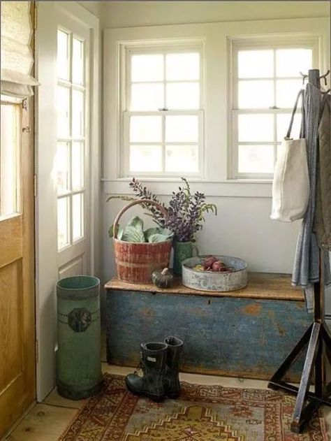 Beautiful Mudrooms, Stylish Entryway Design Ideas Shabby Chic Entryway, Front Entryway Decor, Small Foyer, Farmhouse Entryway, Small Entryways, Antique Trunk, Foyer Decorating, Deco Boheme, Small Entryway