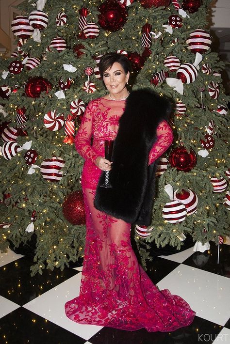 Kardashian/Jenner Christmas Eve Party 2016 Kris Jenner Christmas Party, Kris Jenner Christmas, Christmas Kardashian, Kim Kardashian Makeup Contouring, Kardashian Holiday, Kim Kardashian Christmas, Kardashian Christmas Party, Celebrities Christmas, Jenner Christmas