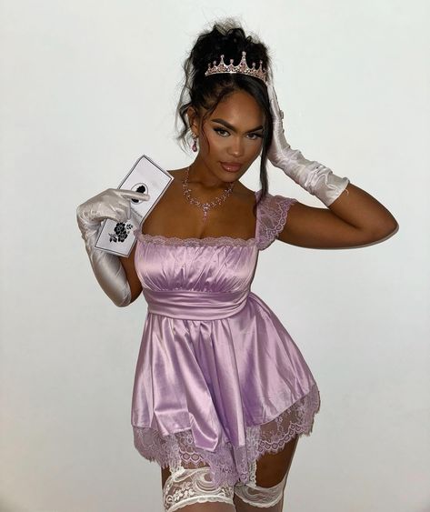 Gabrielle🤍 | Lady of the ton and diamond of the season 💎 | Instagram Bridgerton Costumes Halloween, Bridgerton Halloween Costume, Bridgerton Halloween, Halloween Gate, Bridgerton Queen Charlotte, Bridgerton Queen, Best Celebrity Halloween Costumes, Themed Halloween Costumes, Hot Halloween