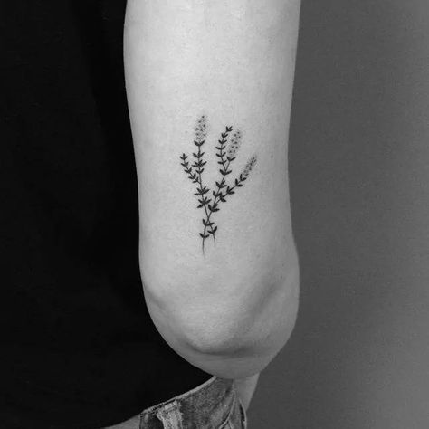 Hand-poked thyme tattoo on the back of the right arm Small Flower Tattoo, Stippling Tattoo, Tattoo On The Back, Tricep Tattoos, Thyme Flower, Stick Poke Tattoo, Hand Poked Tattoo, Poke Tattoo, Diy Tattoo