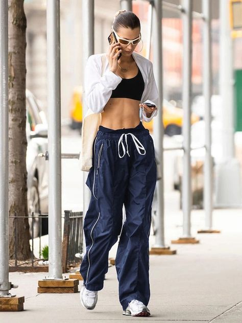 KMBANGI Women Striped Baggy Sweatpants Elastic Waist Wide Leg Cargo Pants Drawstring Loose Pocket Jogger Trousers Streetwear #acubifashion #moodboard #visionboard #bellahadid #bellahadidstyle #modeloffduty #fashion #aesthetic #outfitideas Y2k Bottoms, Vintage Aesthetic Outfits, Aesthetic Outfits Y2k, Streetwear Cargo Pants, Cargo Pants Streetwear, Baggy Sweatpants, Outfits Y2k, Casual Sweatpants, Wide Leg Sweatpants