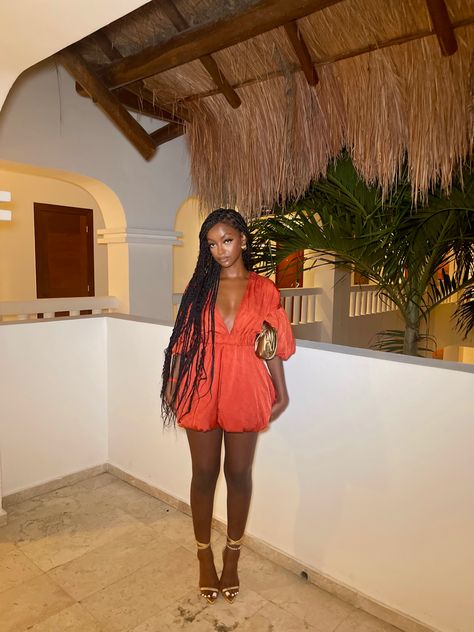 Vacation outfit idea with long knotless braids. Vacation dinner outfit with orange dress, gold heels and gold bag. Vacation Dinner Outfit, Bahamas Outfit, Mode Poses, Cancun Outfits, Tulum Outfits, Jamaica Outfits, Tropical Vacation Outfits, Soft Feminine Outfits, Vacation Outfits Women