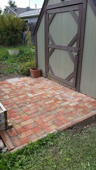 Used Brick Patio Ideas, Ideas For Old Bricks Outside, Simple Brick Patio, Old Brick Patio Ideas, Rustic Brick Patio, Diy Brick Patio Ideas, Used Brick Ideas, Easy Brick Patio Diy, Brick Ideas For Yard