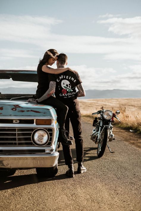 Biker Outfit Men, Prewed Concept, Surfer Look, Hello Photo, Swag Couples, Biker Gear, Biker Lifestyle, Biker Outfit, Harley Bikes