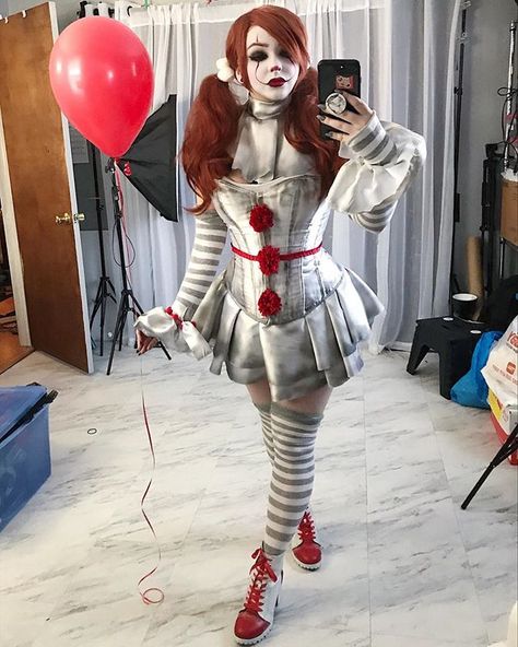 Female Pennywise Costume, Annabelle Costume, Pennywise Halloween Costume, Clown Costume Women, Fashion Costume Halloween, Halloween Circus, Halloween Coustumes, Hot Halloween Outfits, Scary Halloween Costume