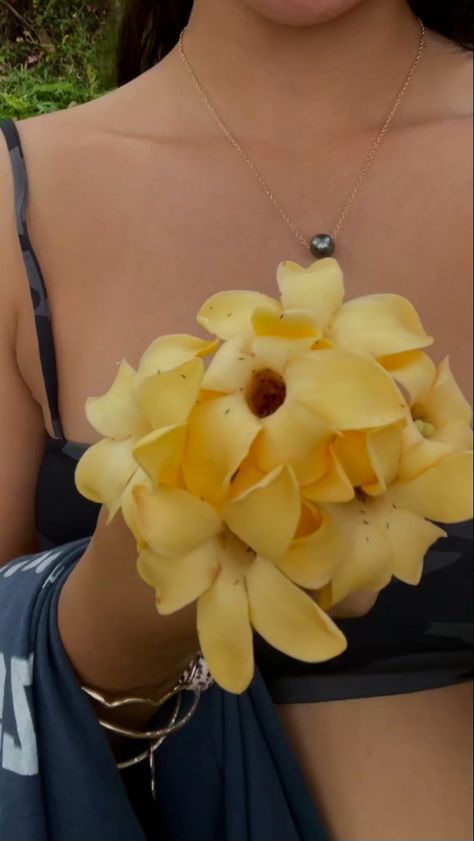 Mahalia Aesthetic, Hawaiian Jewelry Aesthetic, Hawaiian Flowers Aesthetic, Hawaii Flower Aesthetic, Flower In Hair Aesthetic Hawaii, Flower Lei, Earthy Aesthetic, Local Girls, Flower Packaging