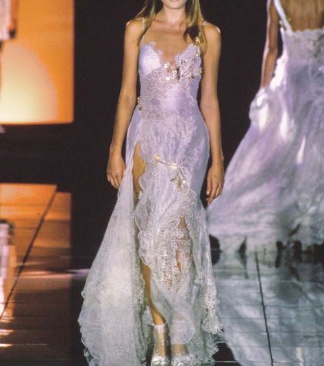 Runway Outfits, Oscar Dresses, Versace Dress, Couture Fashion, Gorgeous Dresses, Pretty Dresses, Betsey Johnson, Runway Fashion, Fashion Inspo Outfits