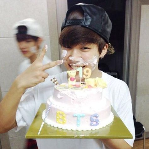 When is your birthday? 19th Birthday Cakes, Happy Birthday Icons, Bts Cake, Jimin Birthday, Bts Happy Birthday, Birthday Icon, Bts Birthdays, Jimin Funny, Park Ji Min