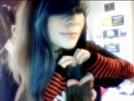 emo girl emo scene queen early 2000s fashion rawr xd blue hair myspace 2000s Emo Aesthetic, Early 2000s Scene, 2000 Emo, Princesa Emo, Early 2000s Emo, Girl Emo, Emo People, 2000s Scene, Scene Queen