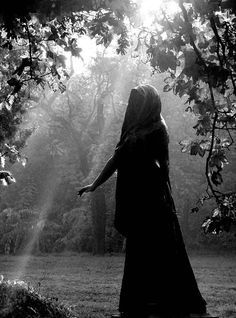 Scene Prompts, Beautiful Darkness, Perfect Pictures, Yennefer Of Vengerberg, Dark Angels, Celtic Mythology, Gothic Romance, Foto Tips, Hauntingly Beautiful