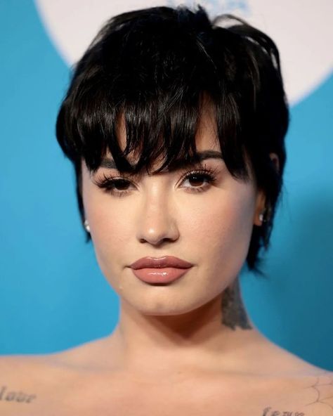 Demi Lovato Hair Short, Long Pixie Haircut For Round Faces, Demi Lovato Short Hair, Cabelo Pin Up, Pixie Cut Curly Hair, Finger Waves Short Hair, Longer Pixie Haircut, Pixie Haircut For Round Faces, Really Short Hair