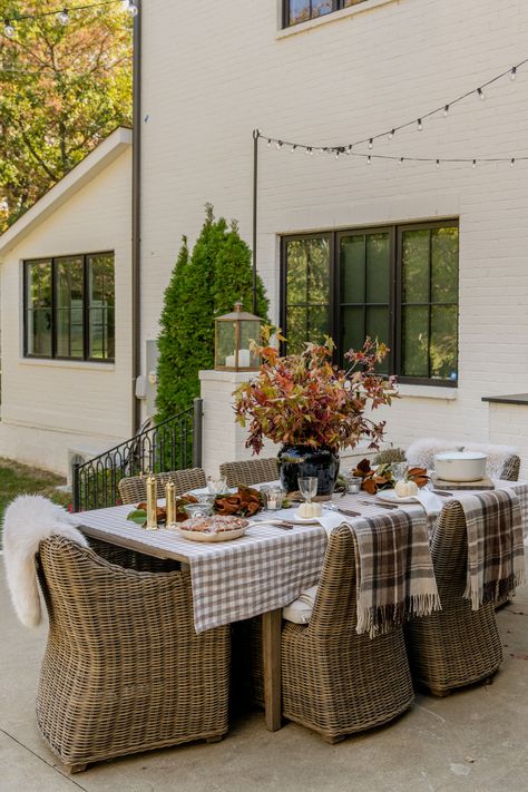 Chili Table Setting, Outdoor Thanksgiving Table Modern, Fall Outdoor Party Ideas, Fall Table Scape, Modern Fall Table Cloths, Outdoor Harvest Dining Table, Grandmillenial Fall Tablescape, Friendsgiving Long Table Outsoor, Eclectic Decor Bohemian