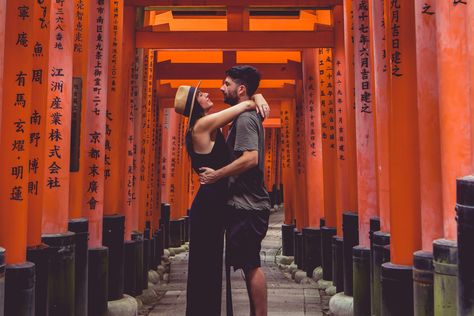 Couple posing at Fushimi Inari Tori Gates Spring Outfits Japan, Tokyo Picture, Japan Photoshoot, Japan Travel Photography, Japan Honeymoon, Fushimi Inari Shrine, Couple Travel Photos, Kyoto Itinerary, Japan Autumn