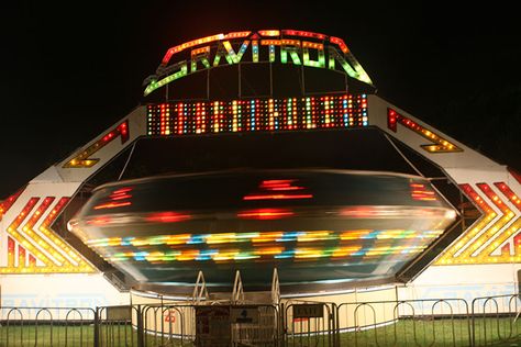 Gravitron amusemant ride first appeared in carnivals & fairs in 1983. #80s #1980s Carnival Lights, 1990s Kids, 90s Teen, The Wonder Years, 90s Memories, Carnival Rides, Wonder Years, Good Ole Days, Throw Back