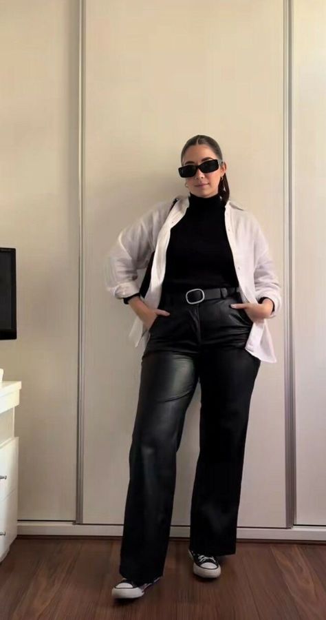 Try this effects combo by Maria Martinez on Photo Lab Curvy Leather Pants Outfit, Philanthropy Outfits, Leather Pants Fit, Outfit Viaje, Semi Formal Mujer, Outfit Curvy, Outfits Gorditas, Outfit Elegantes, Outfits Con Jeans