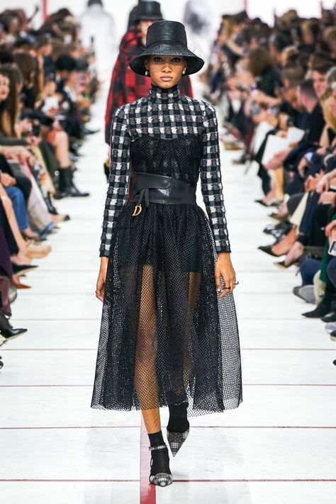 Christian Dior Herbst/Winter 2019-2020 Ready-to-Wear - Kollektion | Vogue Germany Ropa Upcycling, Runway Fashion Couture, Moda Paris, Vogue Japan, Dior Fashion, Retro Mode, Vogue Australia, Dior Couture, Vogue Russia