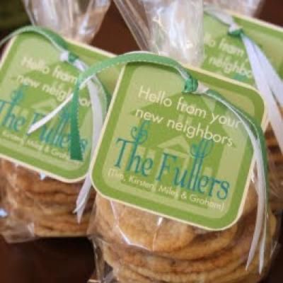 Fun way to welcome new neighbors! Tons of printable sayings! FREE Welcome New Neighbors, New Neighbor Gifts, Neighborhood Gifts, New Neighbors, Good Neighbor, Up House, Neighbor Gifts, Welcome Gifts, Homemade Cookies