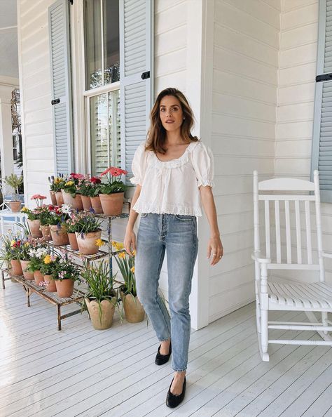 Julia Berolzheimer Jeans Outfits, Doen Top, White Tops Outfit, Parisian Outfits, White Cotton Skirt, Chanel Flats, Julia Berolzheimer, White Cotton Blouse, Gal Meets Glam