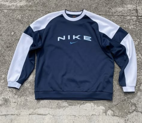 Mens Vintage Nike Sweatshirt, Nike 90s Outfit, Nike Windbreaker Outfit, Sweatshirt Ootd, 90s Nike Sweatshirt, Nike 90s Vintage, Nike Vintage Sweatshirt, Nike 2000s, Sweatshirts Aesthetic