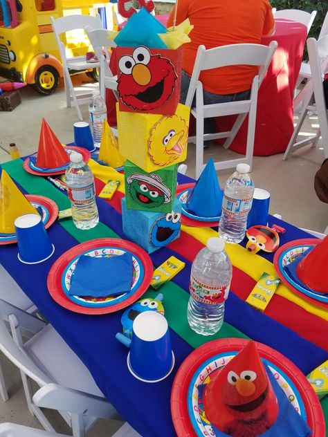 Sesame street centerpieces More Sesame Street Centerpiece, Sesame Street Birthday Party Ideas Boy, Elmo Birthday Party Boy, Elmo First Birthday, Birthday Party Boy, Bday Photoshoot, Elmo Birthday Party, Sesame Street Birthday Party, Elmo Party