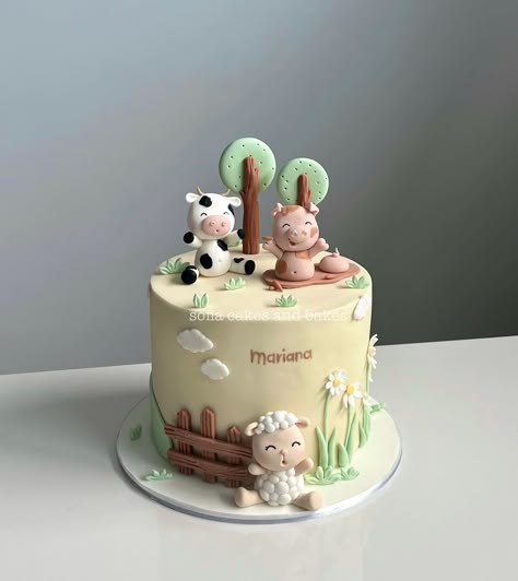 2 Tier Farm Cake, Simple Cow Cake Ideas, Farm Animal Cakes For Kids, Animal Farm Cake, Farmyard Birthday Cake, Farm Baby Birthday, Cake Farm Animals, Farm Animals Birthday Cake, Farm Party Cake