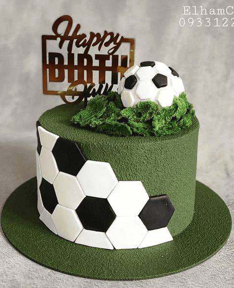 Football Inspired Cake, Soccer Cake Easy, Soccer Cake Ideas For Boys, Sports Birthday Cake, Football Cake Design, Sports Birthday Cakes, Sports Cake, Football Birthday Cake, Birthday 11