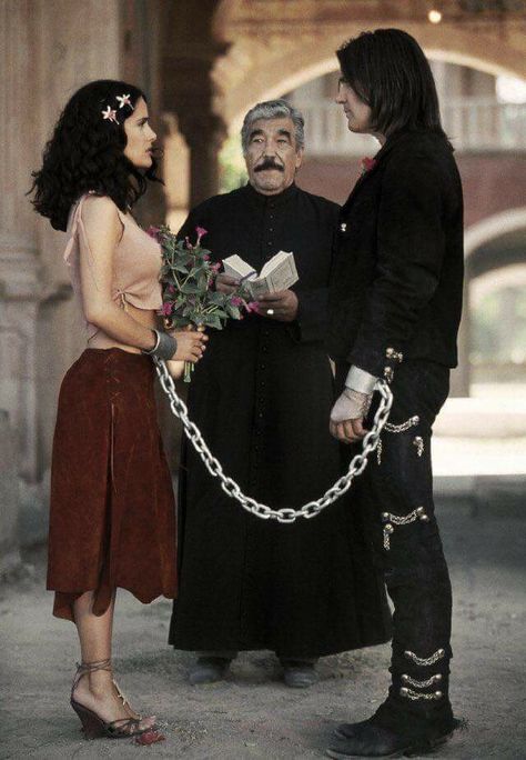 Salma Hayek and Antonio Banderas in Banderas in Desperado, 1995. Salma Hayek Style 90s, Untraditional Wedding, Salma Hayek Style, Selma Hayek, I Love Cinema, Catherine Zeta Jones, George Clooney, Salma Hayek, Film Movie