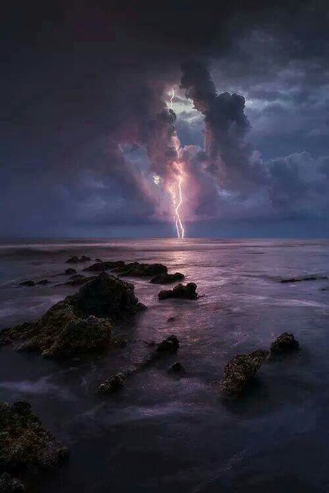 Lightning Photos, Lightning Photography, Whats Wallpaper, Wild Weather, Lightning Storm, Alam Yang Indah, Beautiful Sky, Lightning Bolt, Sky Aesthetic