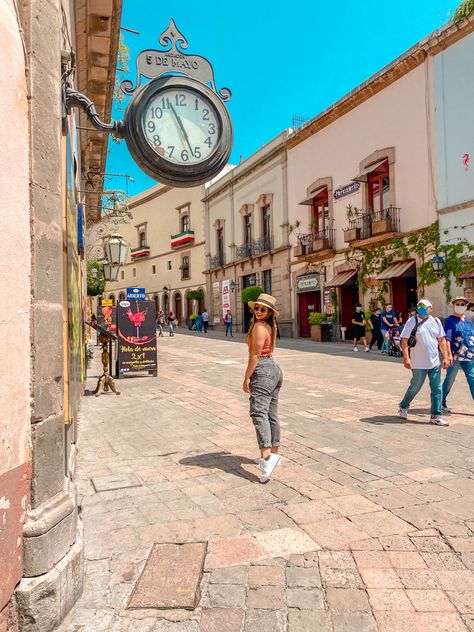 Tourist Photos Poses, Guanajuato Mexico Outfit, Trip To Colombia, Mexico City Travel, Ootd Poses, Summer Picture Poses, Travel Pictures Poses, Bff Photoshoot Poses, Photography Posing Guide