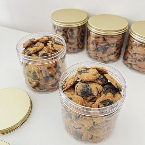 Cookie Packaging Aesthetic, Messy Cookies In A Jar, Cinnamon Roll Packaging For Bake Sale, Brownie Bites Packaging, Mini Cookies Packaging, Cookies Packaging, Biscuits Packaging, Baking Packaging, Dessert Packaging