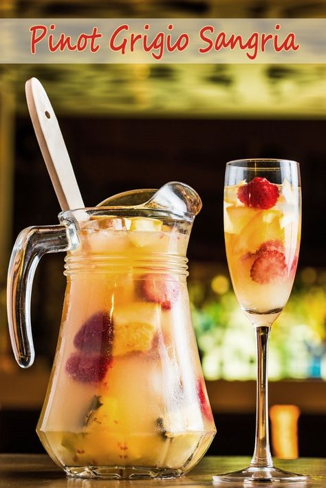 Lightened up your next party with Pinot Grigio Sangria. It’s easy to make White Wine Sangria with fresh or frozen fruit. And learn why Pinot Grigio is the best white wine for sangria, too! You'll love serving up this white sangria recipe at your next party. #cocktails #drinks #drinking #wine #alcohol #recipes #easy #recipeoftheday #easyrecipe #fruit White Sangria Pinot Grigio, Pino Grigio Sangria, Pinot Grigio Drinks, Pinot Grigio Sangria, Sangria White Wine, Wine Sangria Recipe, Sangria White, Pane Naan, White Wine Sangria Recipe