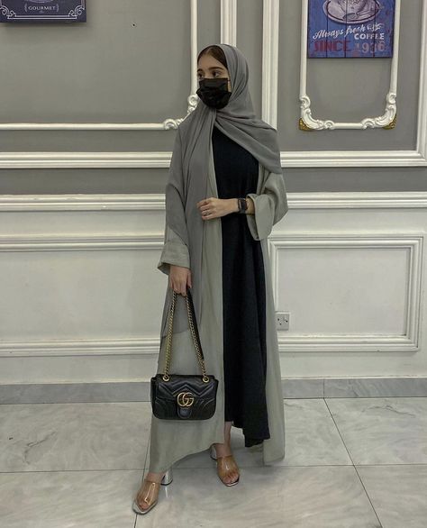 Insta:_7lemaa 🥰 Saudi Abaya Aesthetic, Saudi Abaya, Abaya Outfit, Mode Turban, Modest Fashion Hijab, Muslim Fashion Hijab Outfits, Iranian Women Fashion, Hijabi Fashion Casual, Mode Abaya